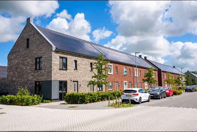 Huizen met zonnepanelen om eigen energie te kunnen verbruiken